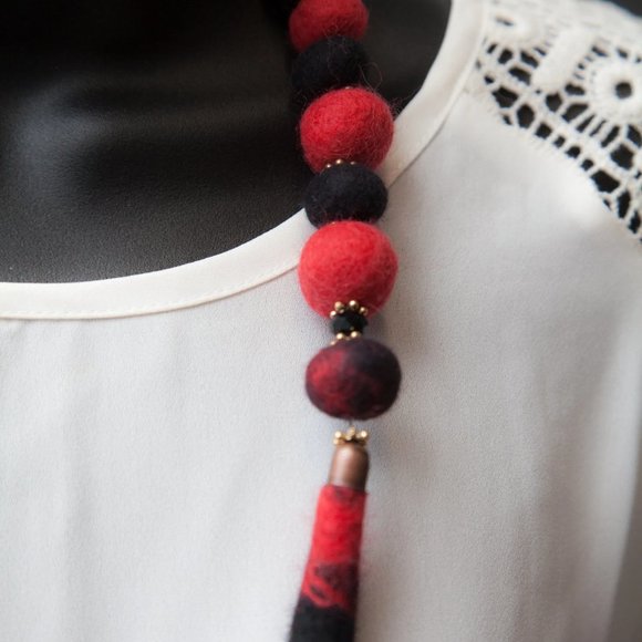 Classic "Black and Red Zip" felted necklace composed of felted beads, intertwine - Picture 2 of 4